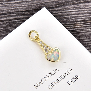 Vue détaillée d'un pendentif cœur doré avec opale et accents en zircone brillant