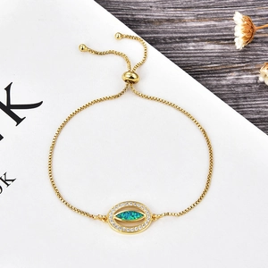 Gros plan du bracelet œil de démon avec opale et chaîne réglable en or