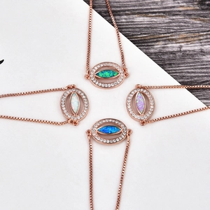 Gros plan de bracelets réglables en or rose avec charmes œil d'opale et accents en zircon