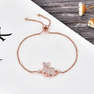 Dettaglio del bracciale con coniglio in oro rosa con orecchie d'opale e zirconi