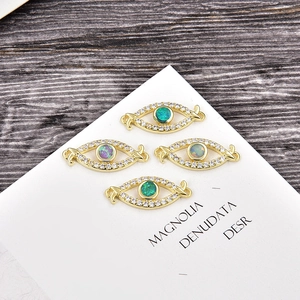 Vue macro de connecteurs bijoux œil de protection en or avec opale et zircons blancs