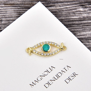 Vue détaillée du connecteur œil en opale verte et zircons pour la création de bijoux