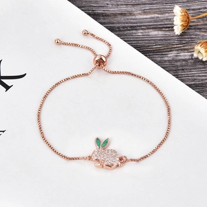 Dettaglio ciondolo coniglio in oro rosa con zircone bianco e catena a scatola regolabile