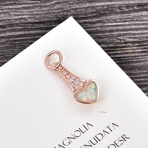 Vue détaillée du pendentif cœur en opale rose doré avec accents de zircon brillant