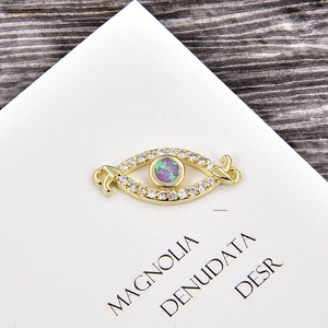 Détail du connecteur de bijoux œil en or avec opale violette et zircons étincelants