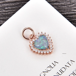Detalle del colgante de corazón en opalo con halo de diamantes y baño de oro rosa