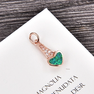 Détail du pendentif cœur avec opale verte et zircon blanc plaqué or rose