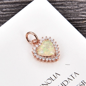 Primer plano del colgante de corazón en oro rosa con opalo blanco y micro cristales