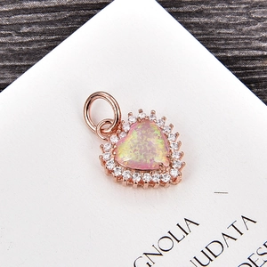 Detalle del colgante de corazón en oro rosa con piedra de ópalo y circonitas