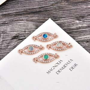 Vue détaillée des connecteurs œil de protection rose doré avec opale et zircon