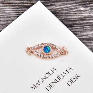 Détail du connecteur mauvais œil en or rose avec opale bleue et zircons pour bijoux DIY