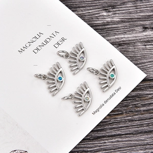 Set de cuatro colgantes de ojo de plata con piedras de opalo en tarjeta blanca