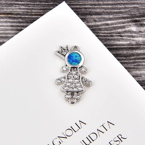 Detail van prinses hanger met blauwe opaal en zirkonia inleg in zilveren metaalafwerking