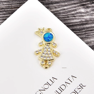 Detail van meisje hanger met blauwe opaal en sprankelende zirkonia op verguld koper
