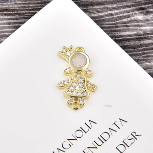 Detail van meisjeshanger met opaal en witte zirkonen voor DIY-sieradenaccessoires