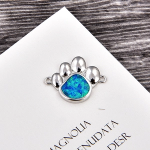 Détail d'un pendentif patte en argent avec opale bleu-vert pour création de bijoux
