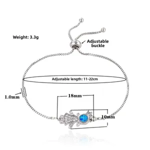 Detail van verstelbare boxketting armband met blauwe opaal en kroonmeisje hanger