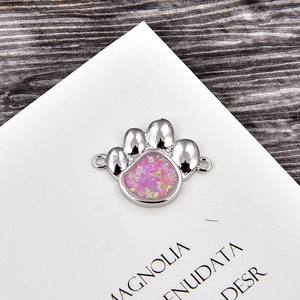 Détail macro d'un connecteur patte en argent avec opale rose pour création de bijoux DIY