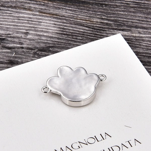 Pendentif patte en argent avec opale blanche et anneaux pour la création de bijoux