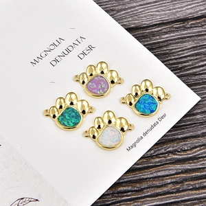 Lot de quatre breloques patte dorées avec incrustations d'opale pour bijoux DIY