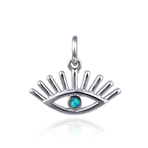 Colgante de ojo turco de plata con opalo azul y reflejo en fondo blanco