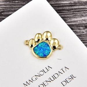 Détail du pendentif patte de chien plaqué or avec opale bleue pour bijoux faits main