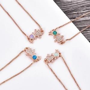 Detail van roségouden kroonmeisjeshangers met kleurrijke opaalstenen en zirkoon op boxkettingen
