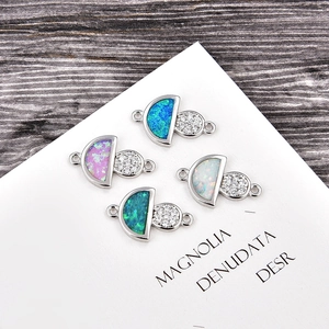 Détail macro de breloques champignon en laiton et opale avec zircons pour bijoux DIY