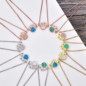Vue détaillée des pierres d'opale colorées sur pendentifs pattes de chien et chaînes