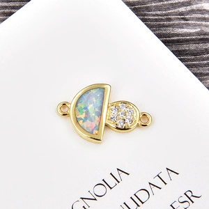 Détail d'un pendentif en laiton avec opale colorée et zircon pour bracelets DIY