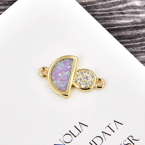 Détail macro du pendentif champignon avec incrustation d'opale mauve et zircons