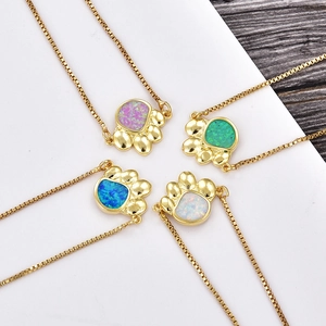 Vue macro détaillée de quatre bracelets pattes plaqués or avec des opales colorées