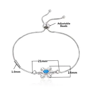Dettaglio del bracciale fiocco di neve in argento con opale e catena regolabile