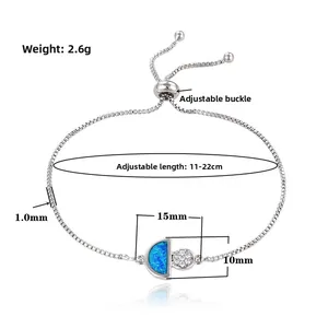 Détail du bracelet réglable champignon avec opale bleue et zircons étincelants
