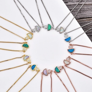 Détail de colliers avec pendentifs éventail en opale et chaînes réglables en divers métaux