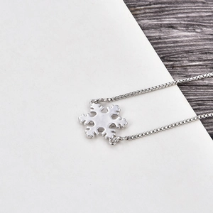 Dettaglio di un ciondolo a fiocco di neve in argento con zirconia su catena box