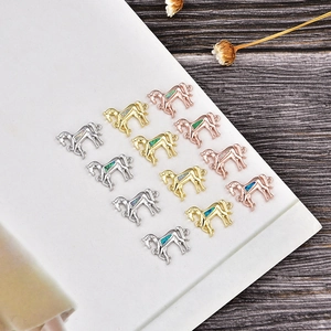 Makroaufnahme von pferdeförmigen Opal-Anhängern in Silber, Gold und Roségold für DIY