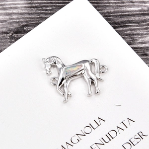 Silberner Pferdehänger mit Opal-Stein für DIY-Schmuckherstellung und Armbänder