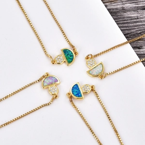 Détail de pendentifs champignon avec opales colorées et chaînes box dorées