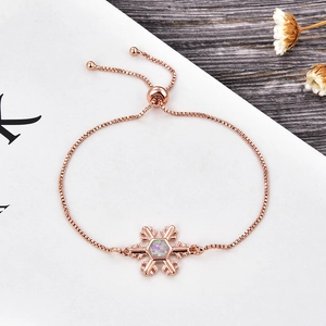 Dettaglio del bracciale a fiocco di neve in oro rosa con opale e chiusura a sfera