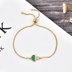 Vue détaillée du bracelet réglable en laiton doré avec pendentif opale et zircon