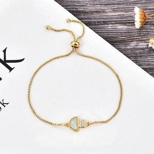 Vue détaillée du bracelet ajustable en or avec pendentifs en opale et zircon