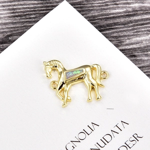 Detailansicht Pferde-Verbinder mit Opal in Gold-Finish für DIY-Schmuckherstellung