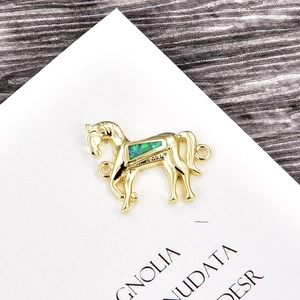 Detail von vergoldetem Pferdeschmuckstück mit blauem Opal und Doppelringen für DIY-Schmuck