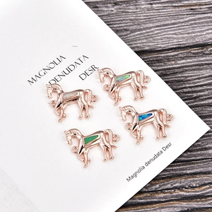 Roségoldene Pferdeanhänger mit blauem Opal-Inlay und Doppelschleifen für DIY-Schmuck