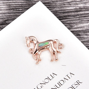 Detailansicht Pferdeanhänger in Roségold mit grünem Opal Inlay für DIY Armbänder