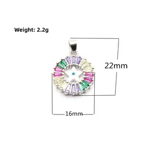 Dettaglio di un ciondolo a stella da 22mm con zirconi colorati e motivo del malocchio