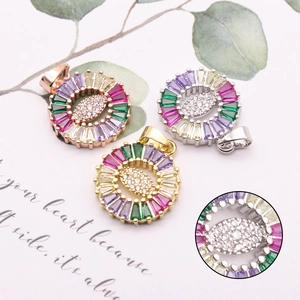 Macro di pendente circolare con zirconi colorati in oro, oro rosa e argento lucido