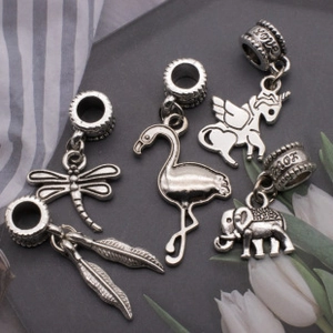 Detaillierte Vintage-Charm-Anhänger mit Tiermotiven und LOVE gravierten Großlochperlen
