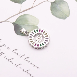 Dettaglio del ciondolo rotondo argento con zirconi colorati e centro a forma di marquise